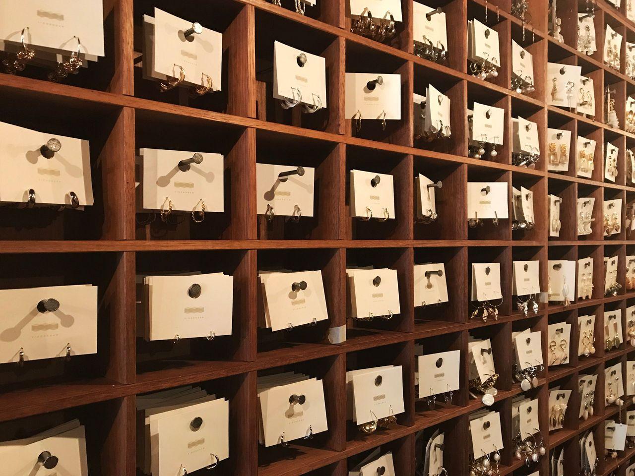 時空間整齊排列的耳環，展示各種獨特的設計款式。